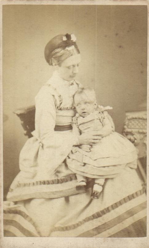 CDV - Vrouw met kind op schoot-  John Titterton - Ely, Gebruikt, Verzenden, Foto, Buitenland