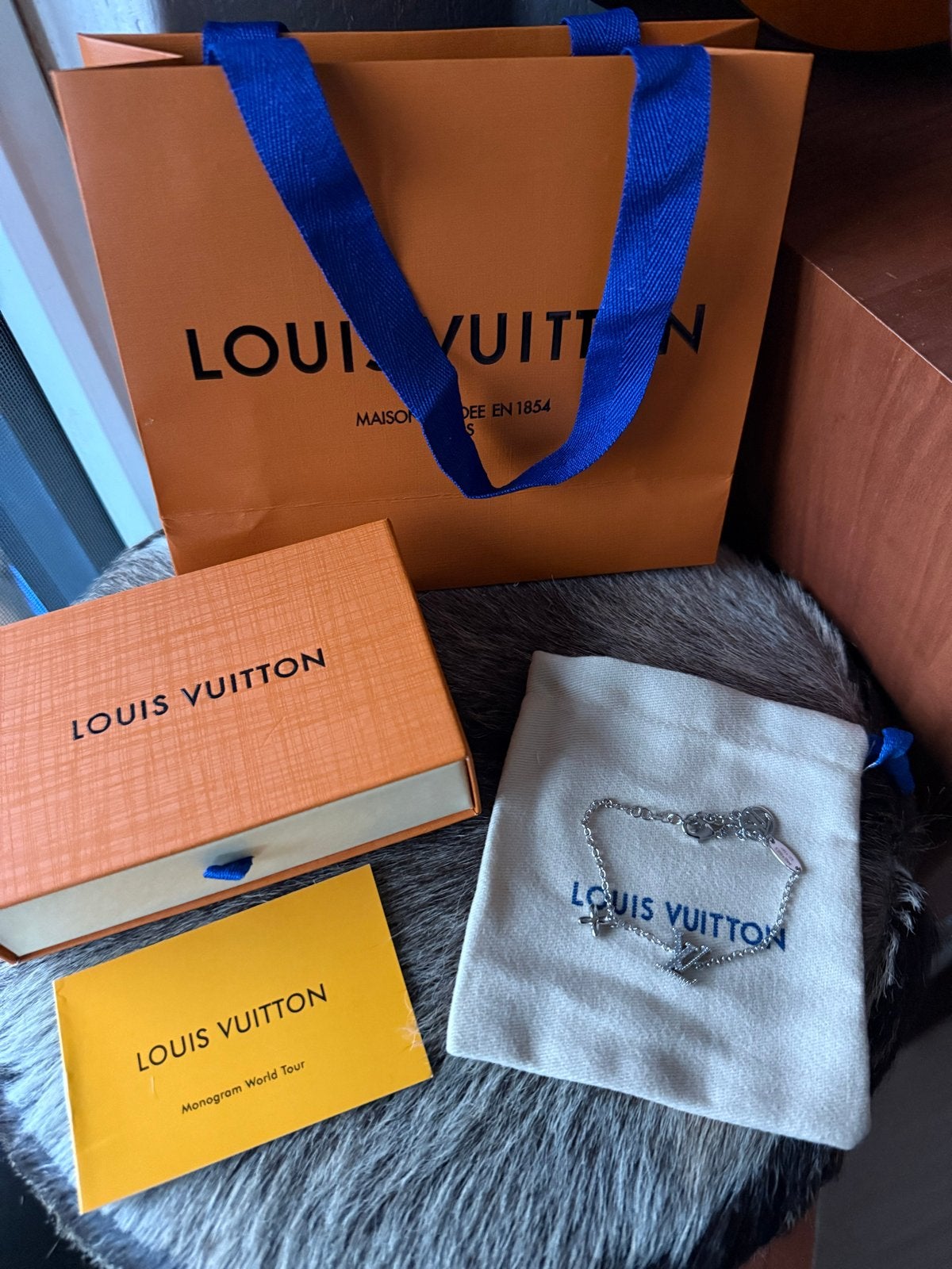 Nieuw Louis Vuitton Armband - Zilverkleurig met LV-logo, Ophalen of Verzenden, Nieuw, Zilver, Overige materialen