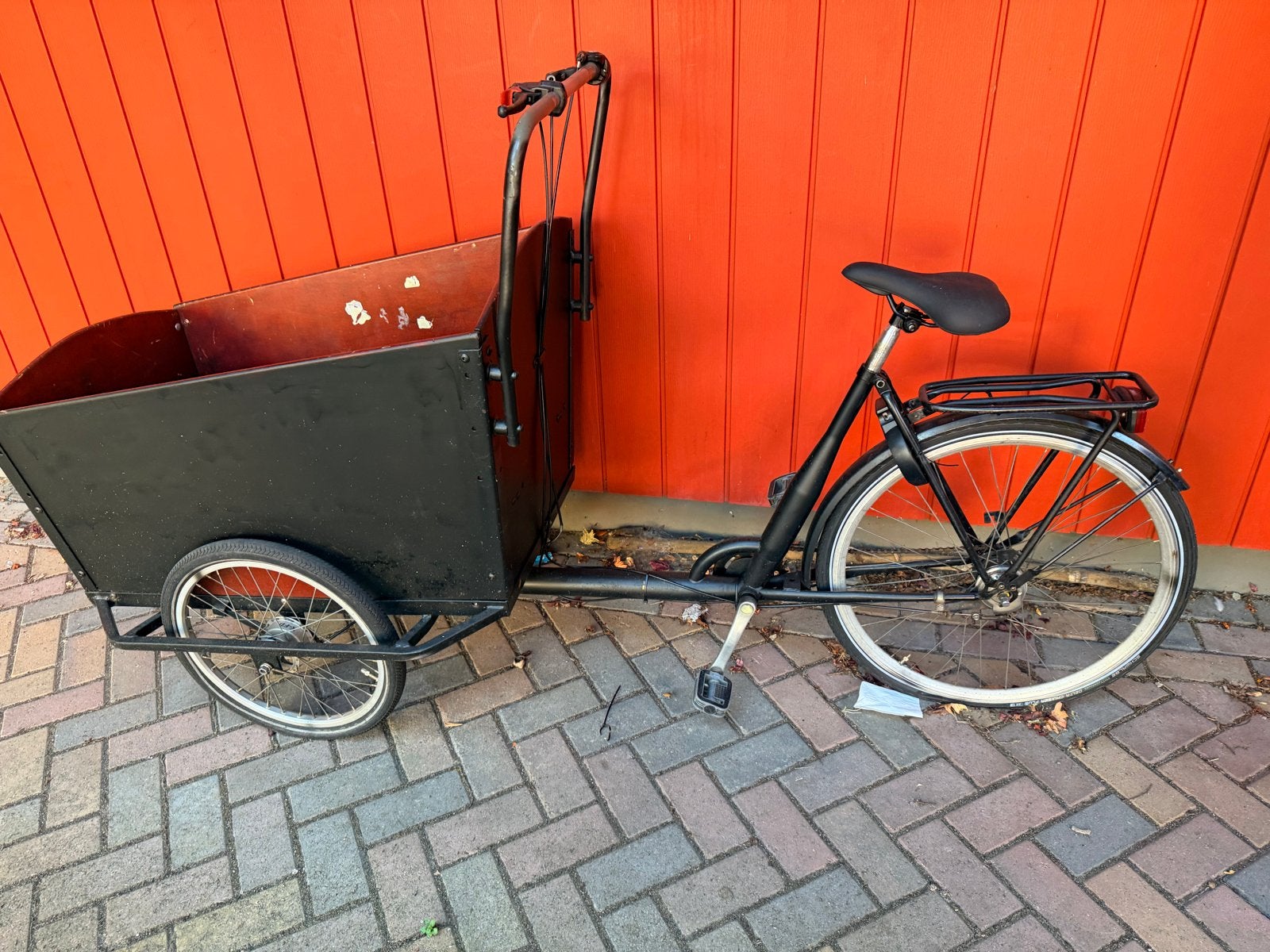 Bakfiets met beschadigde achterband en af te stellen remmen, Fietsen en Brommers, Fietsen | Bakfietsen, Gebruikt, Goederen, Trommelrem