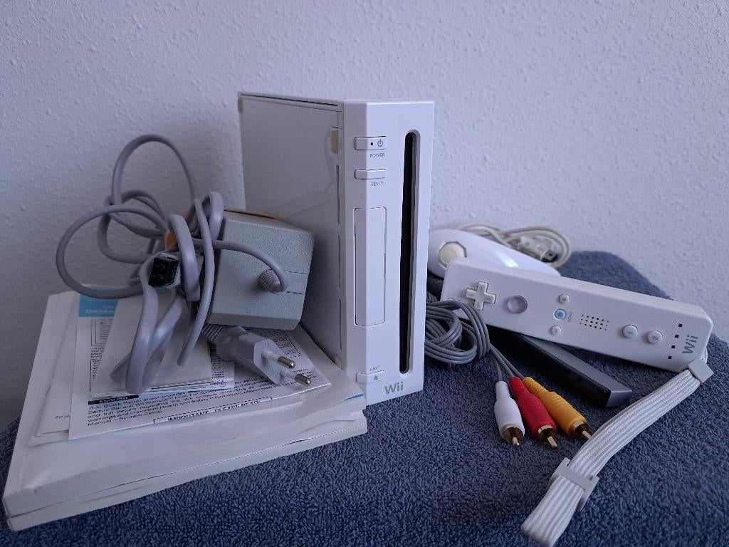 Nintendo Wii met remote en nunchuck in doos, Spelcomputers en Games, Spelcomputers | Nintendo Wii, Gebruikt, Met 2 controllers