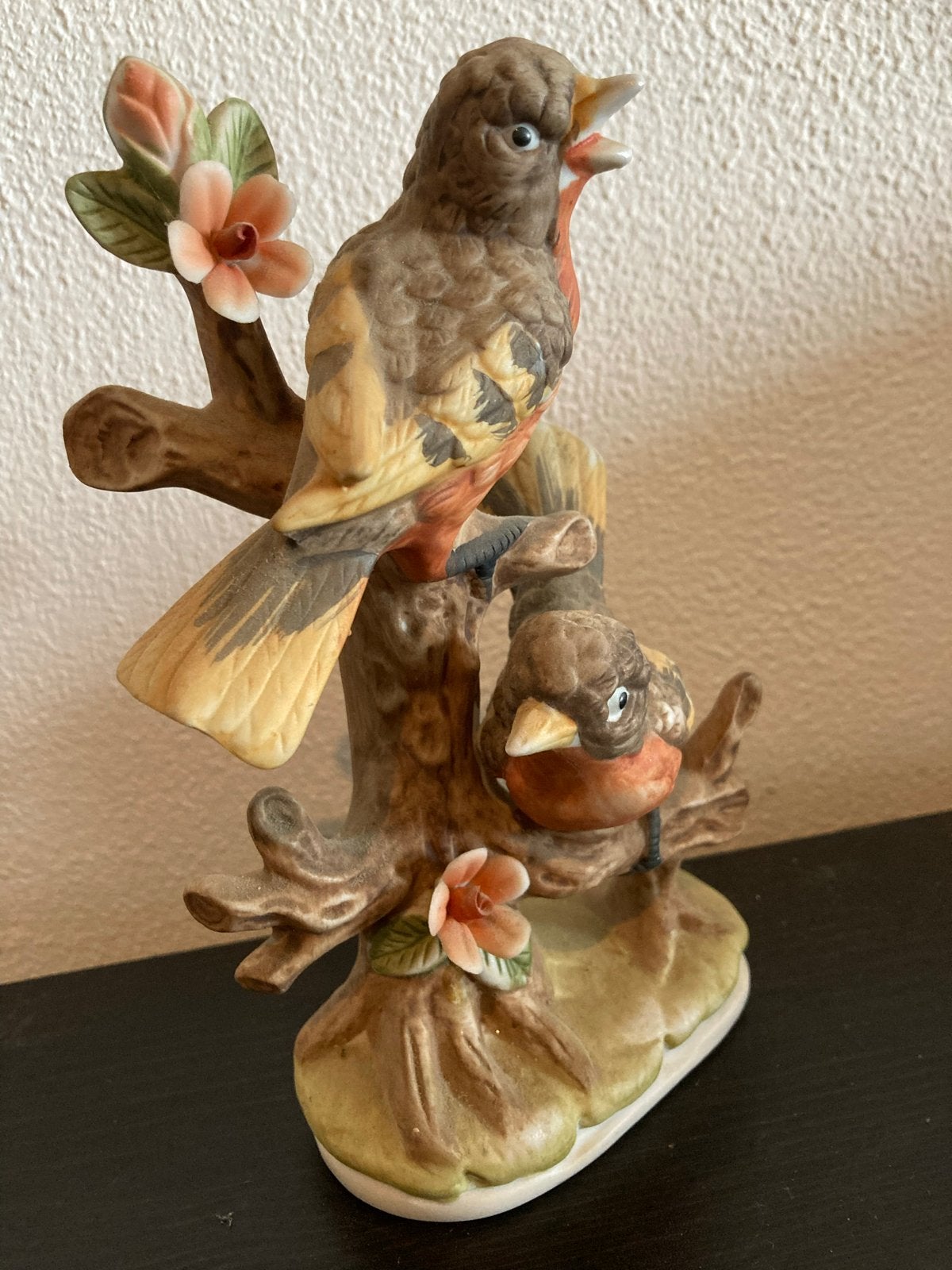 Vintage bisquit porseleinen vogeltjes op tak met bloemen, Ophalen of Verzenden