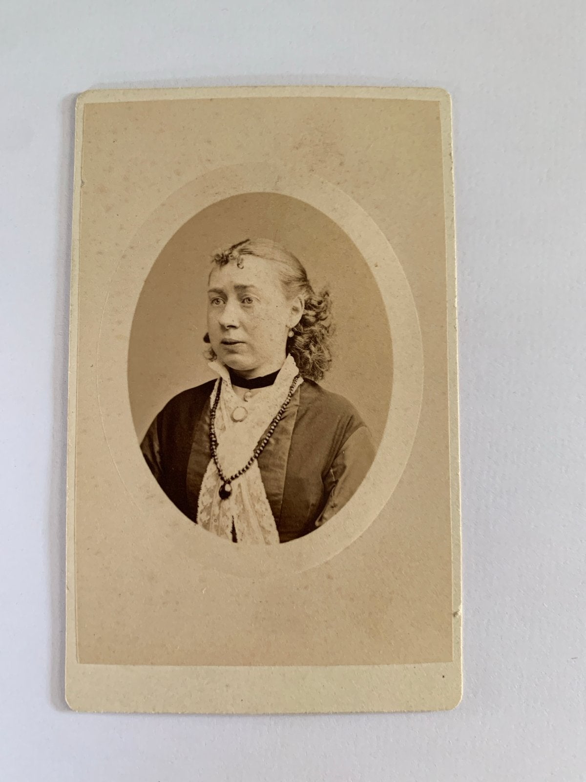 Antieke Carte de Visite: Vrouw met ketting, W.C. Heijenberg, Gebruikt, Foto, Ophalen of Verzenden, Voor 1940