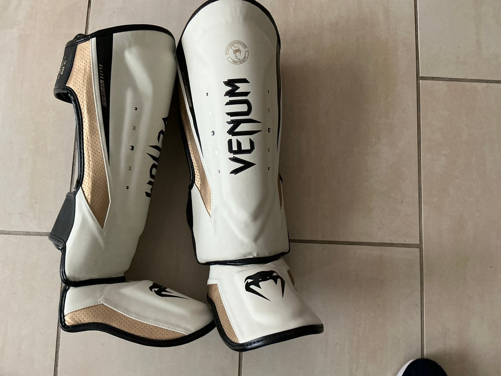 Venum elite scheenbeschermers - Wit/Zwart/Goud (NIEUW) XL, Overige, Maat XL, Vechtsportbescherming, Nieuw