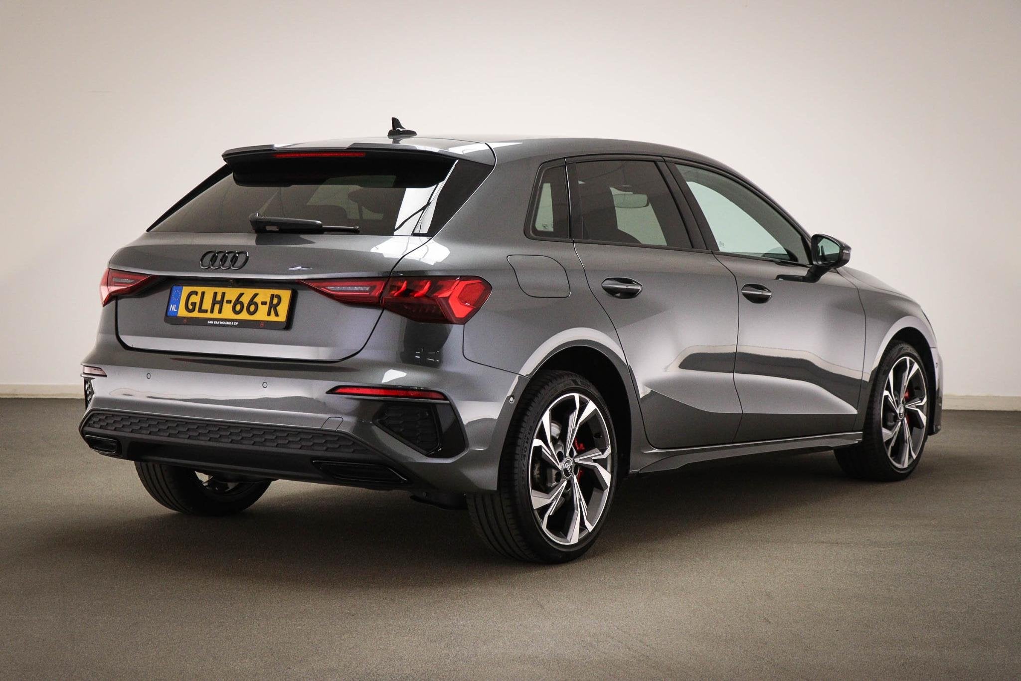 Audi A3 Sportback 45 TFSI e S edition Competition | HALF LED, Gebruikt, 4 cilinders, Leder en Stof, Hybride Elektrisch/Benzine