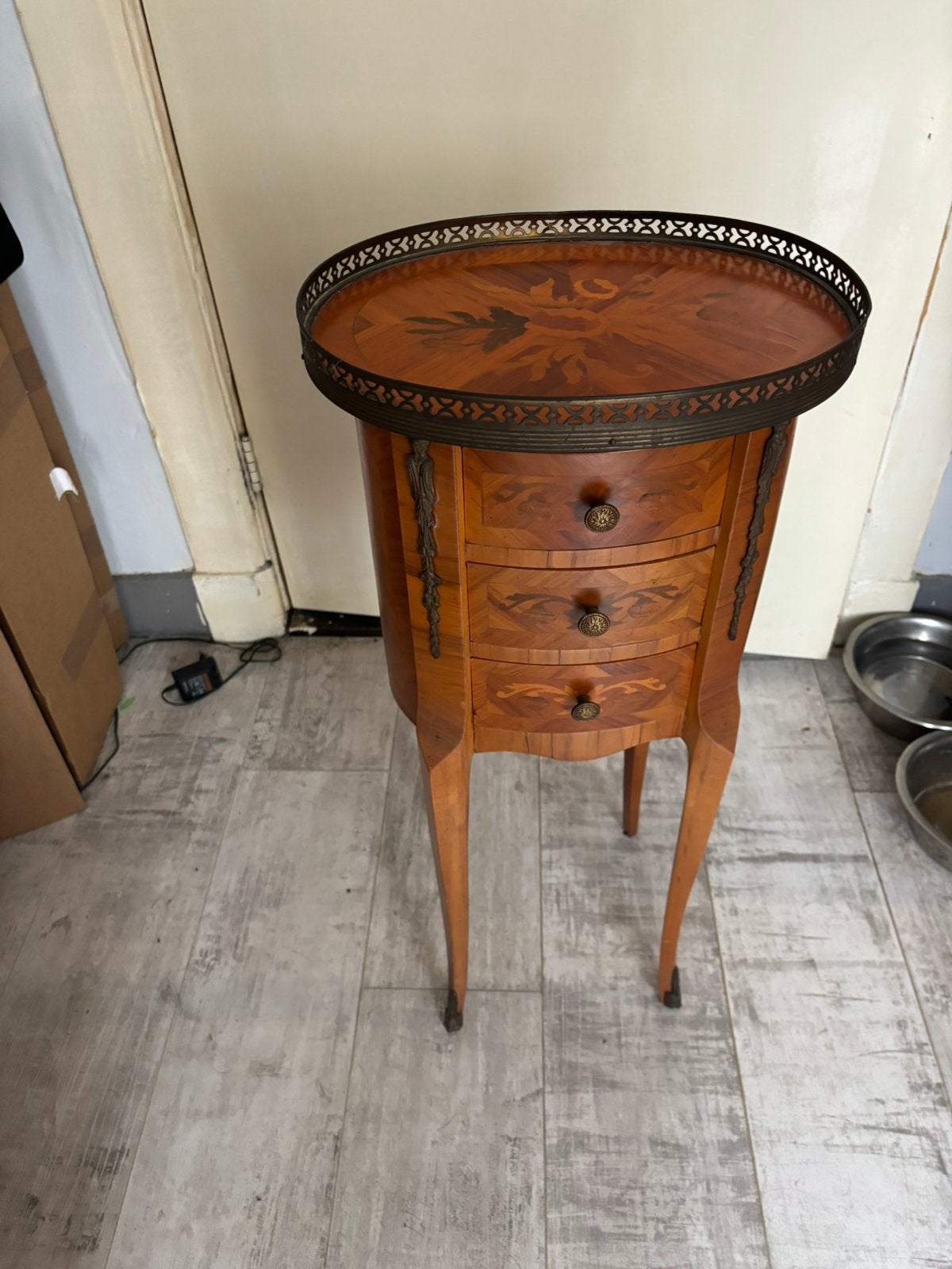 Ovalen bijzettafel in lodewijk XV stijl, Antiek en Kunst, Antiek | Meubels | Kasten, Ophalen