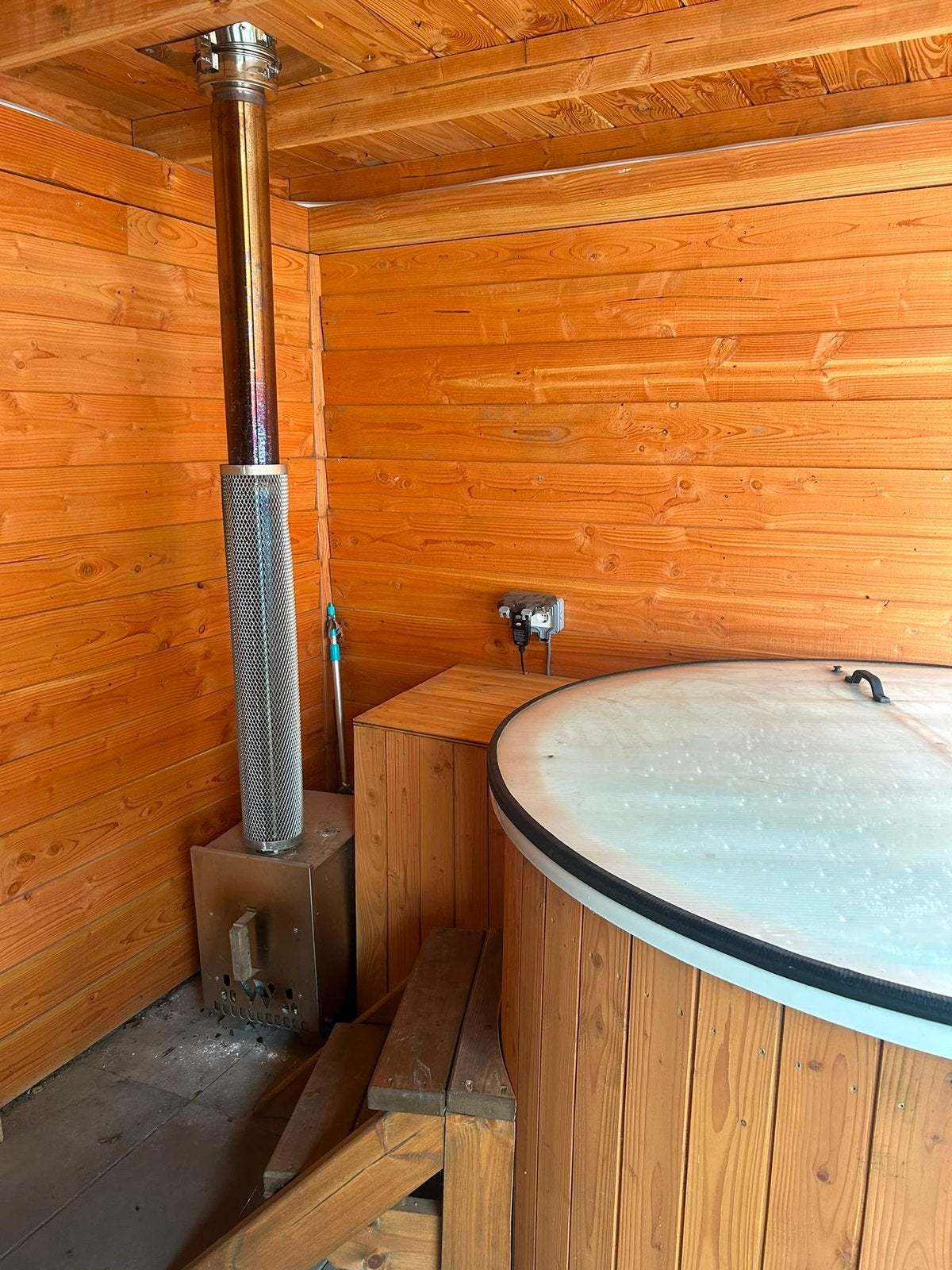 Welvaere bjorn gebruikte hottub - houtgestookt - 316 rvs, Tuin en Terras, Bubbelbaden en Hottubs, Ophalen, Trap, 7921AE, Fast Fair b.v.