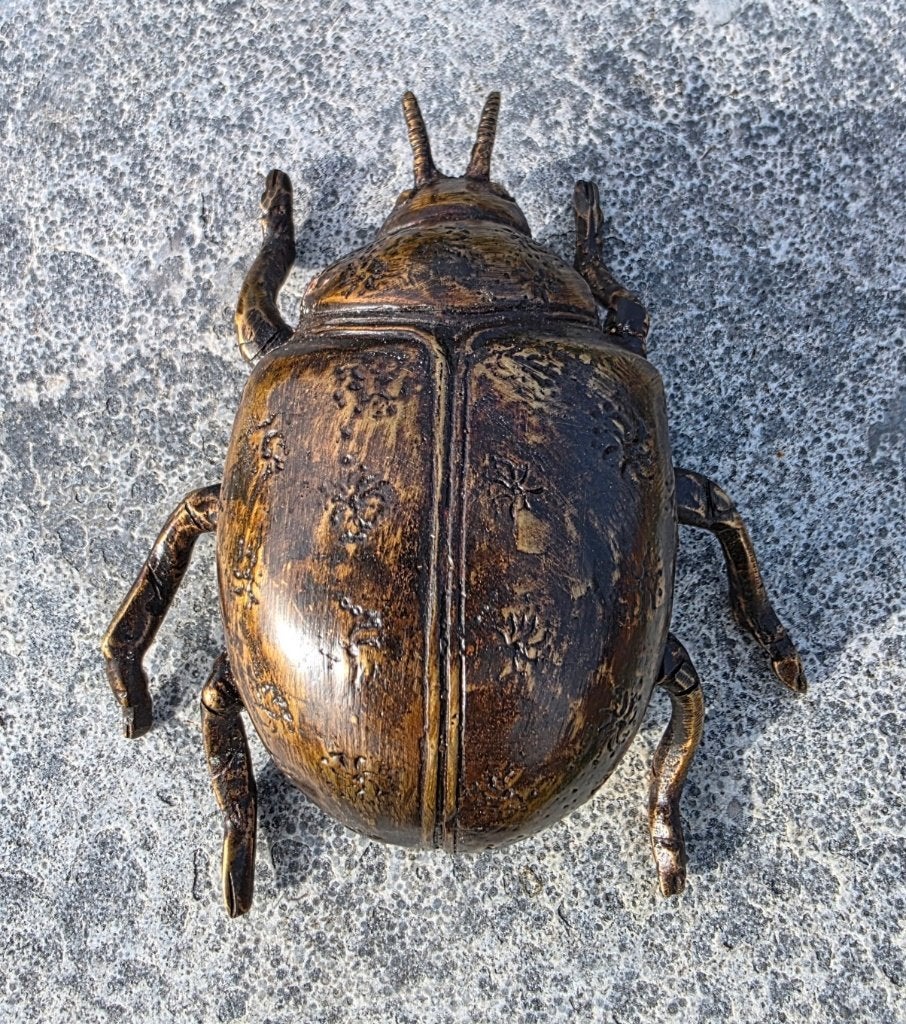 MESTKEVER/ BRONZEN BEELD, Nieuw, Info@huisentuindecoratiemarie.nl, Huis en tuin decoratie marie, Dierenbeeld