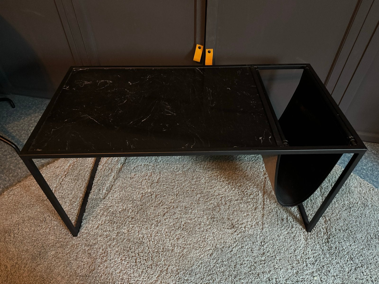 Zwarte salontafel met marmer blad en tijdschriftenhouder, Ophalen, Gebruikt, 100 tot 150 cm, 50 tot 100 cm