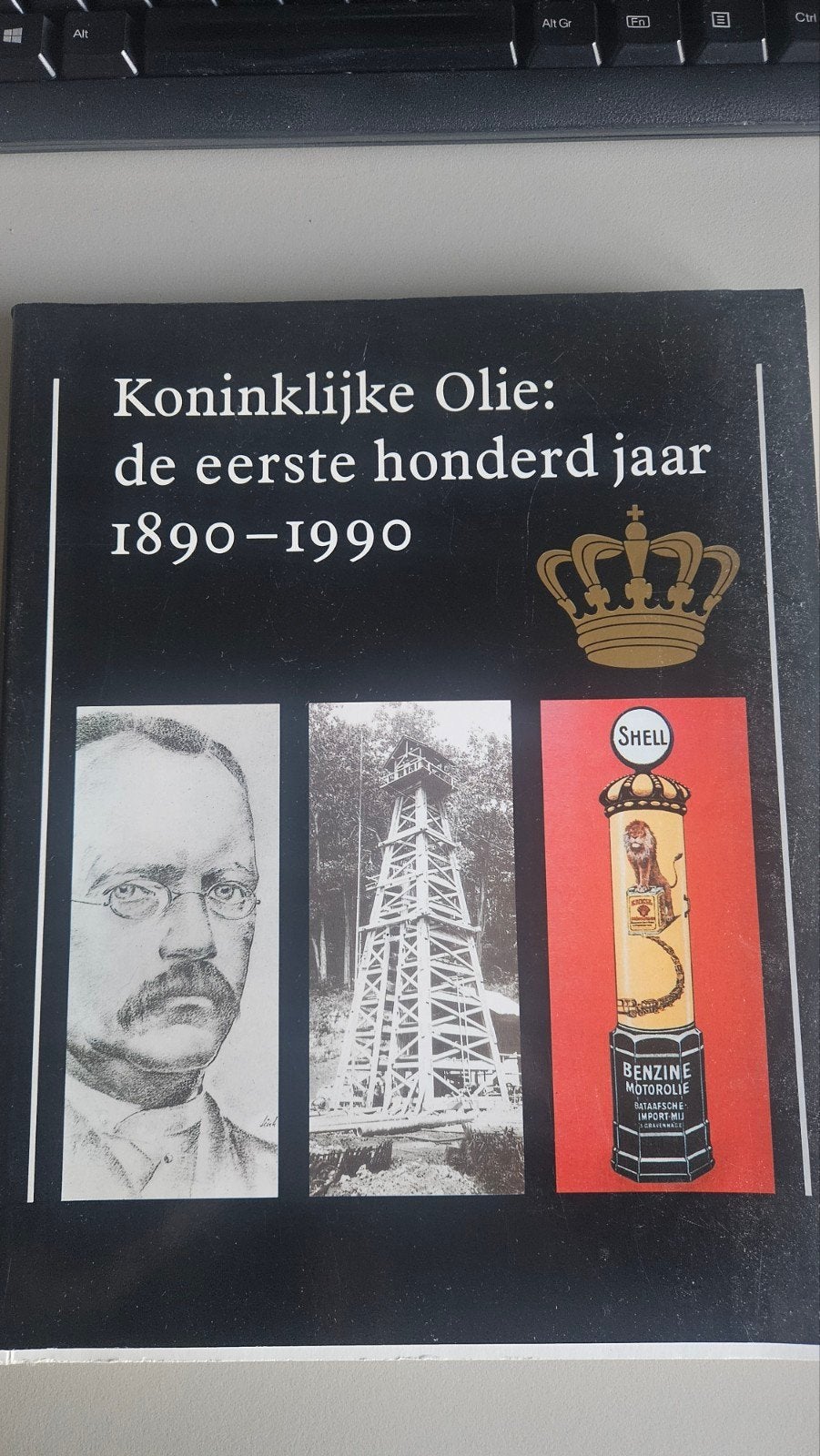 Koninklijke Olie: de eerste honderd jaar 1890-1990, Ophalen of Verzenden, 20e eeuw of later, Zo goed als nieuw