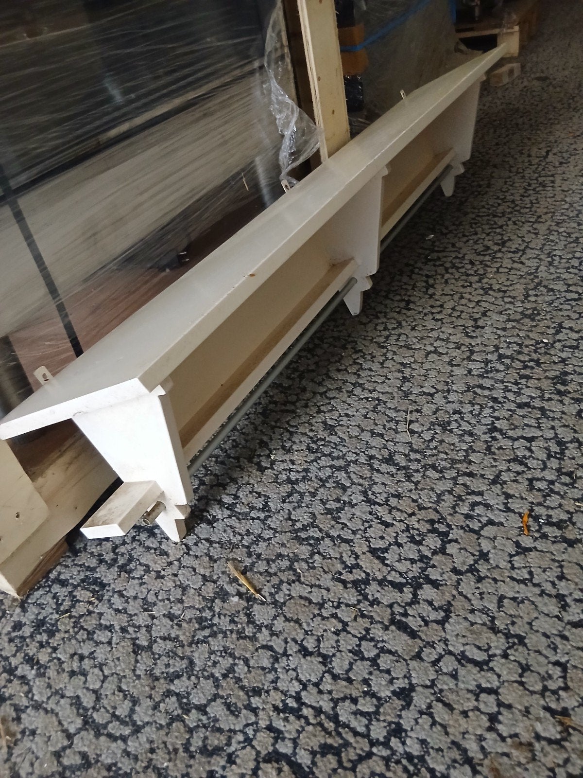 wandplank met roede - 135x25x30 cm wandrek, Ophalen, Gebruikt