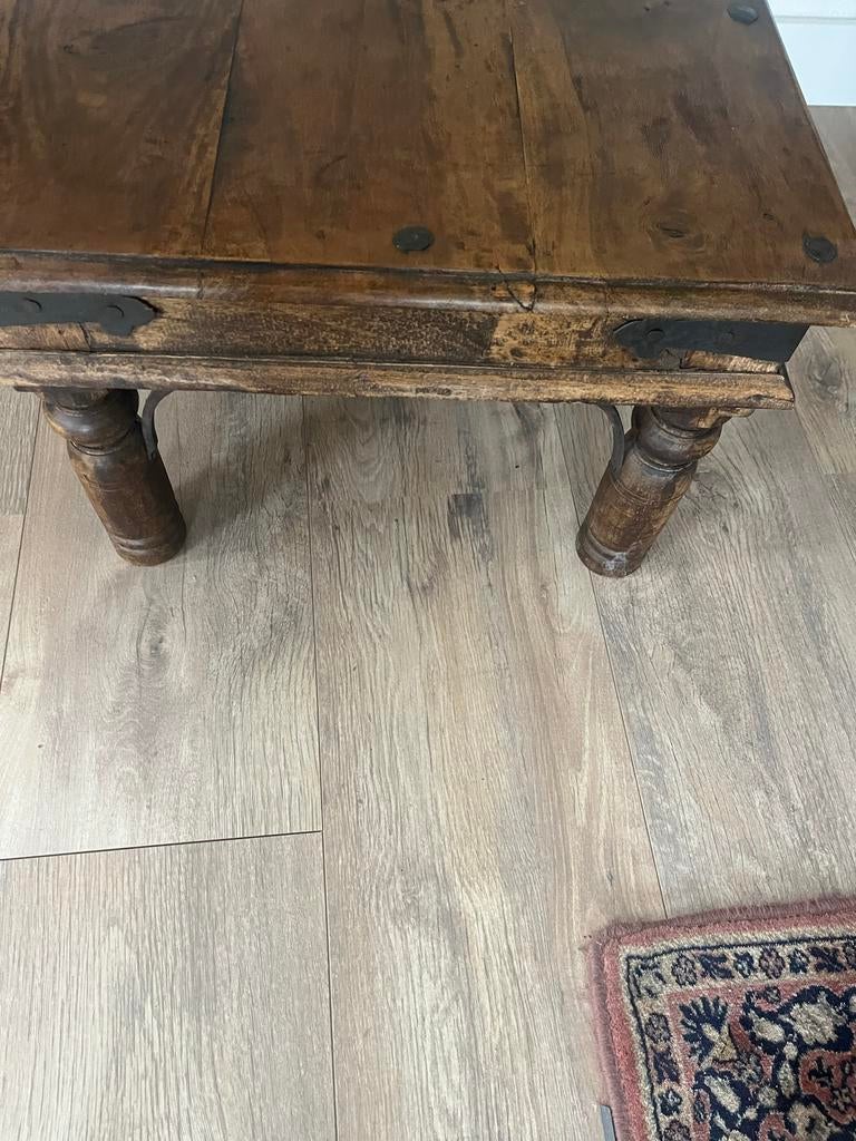 Koloniaan Robuuste houten salontafel met metalen accenten, Antiek en Kunst, Antiek | Meubels | Tafels, Ophalen