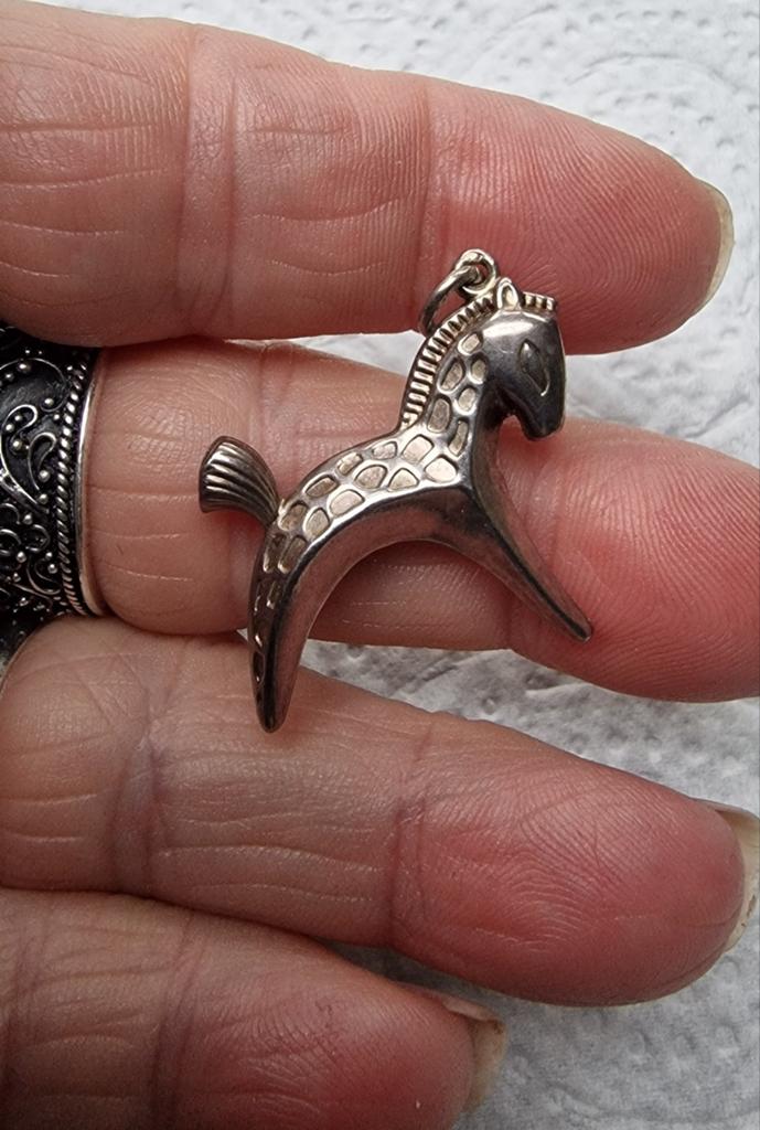 Zilveren hanger in de vorm van een paard, Gebruikt, Ophalen of Verzenden, Zilver, Dier