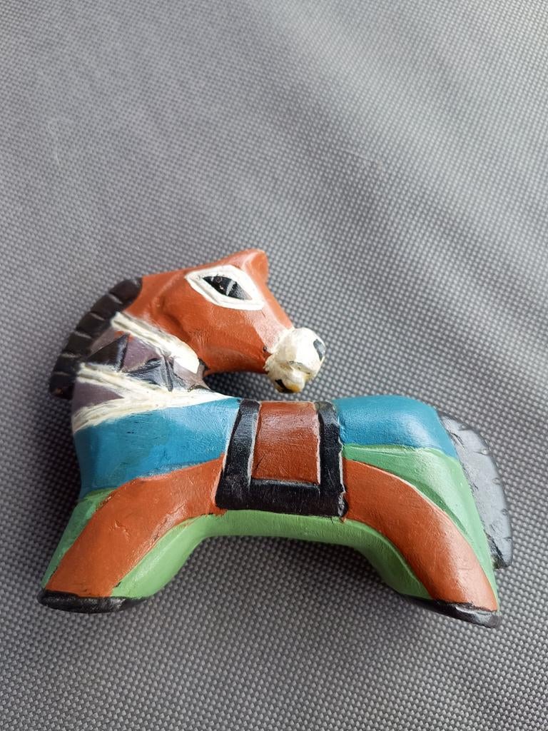 Handgemaakt en handgeschilderd houten paardje, Antiek en Kunst, Minder dan 20 cm, Handgemaakt, Ophalen of Verzenden, Zoogdier