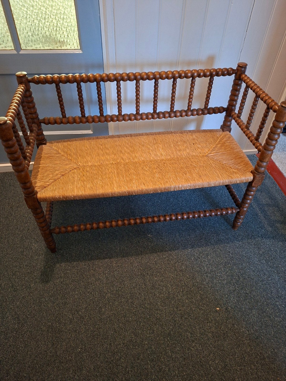 Antieke houten bank met biezen zitting, Ophalen