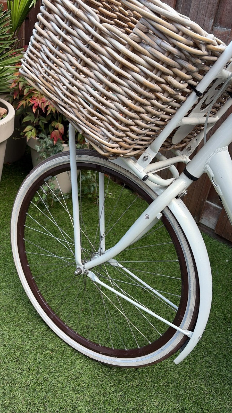 Foto 7 van Cortina fiets met mand en kinderzitje, achterband lek.