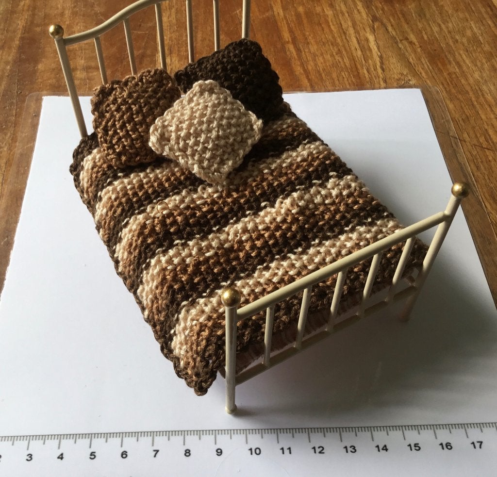 Poppenhuis miniaturen dekentje en kussentjes bruin, Ophalen of Verzenden, Nieuw, Poppenhuis