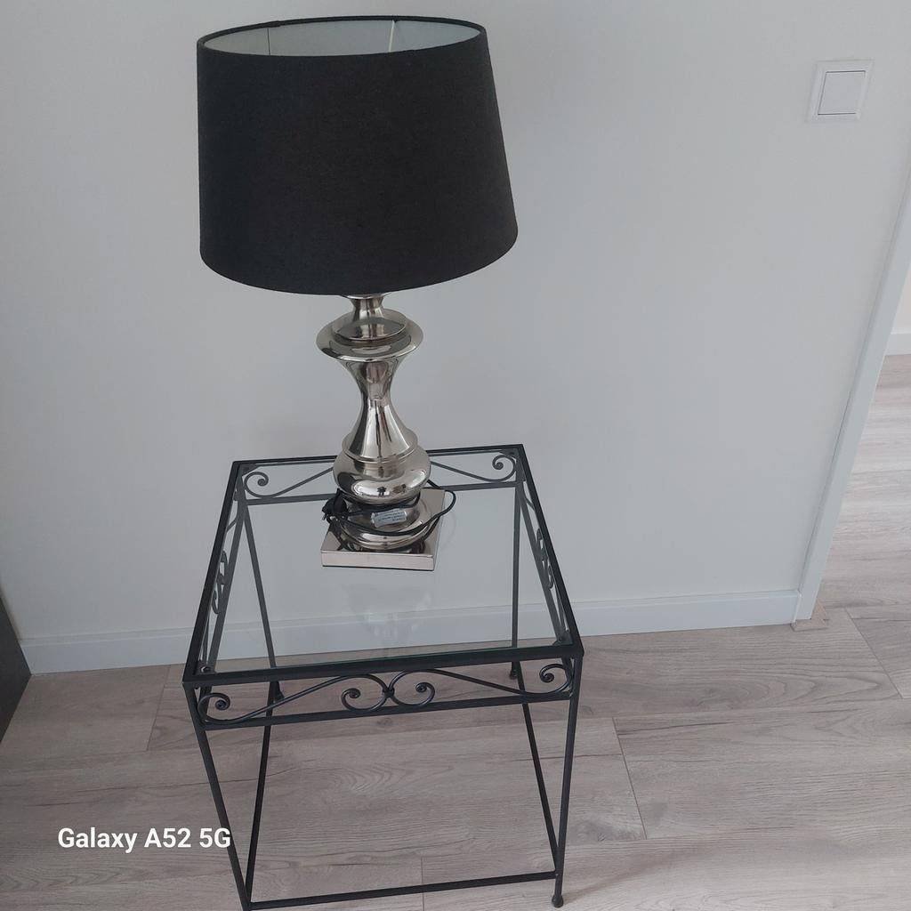 Staande lamp met zilveren metalen poot en zwarte kap., Huis en Inrichting, Lampen | Kroonluchters, Ophalen, Zo goed als nieuw