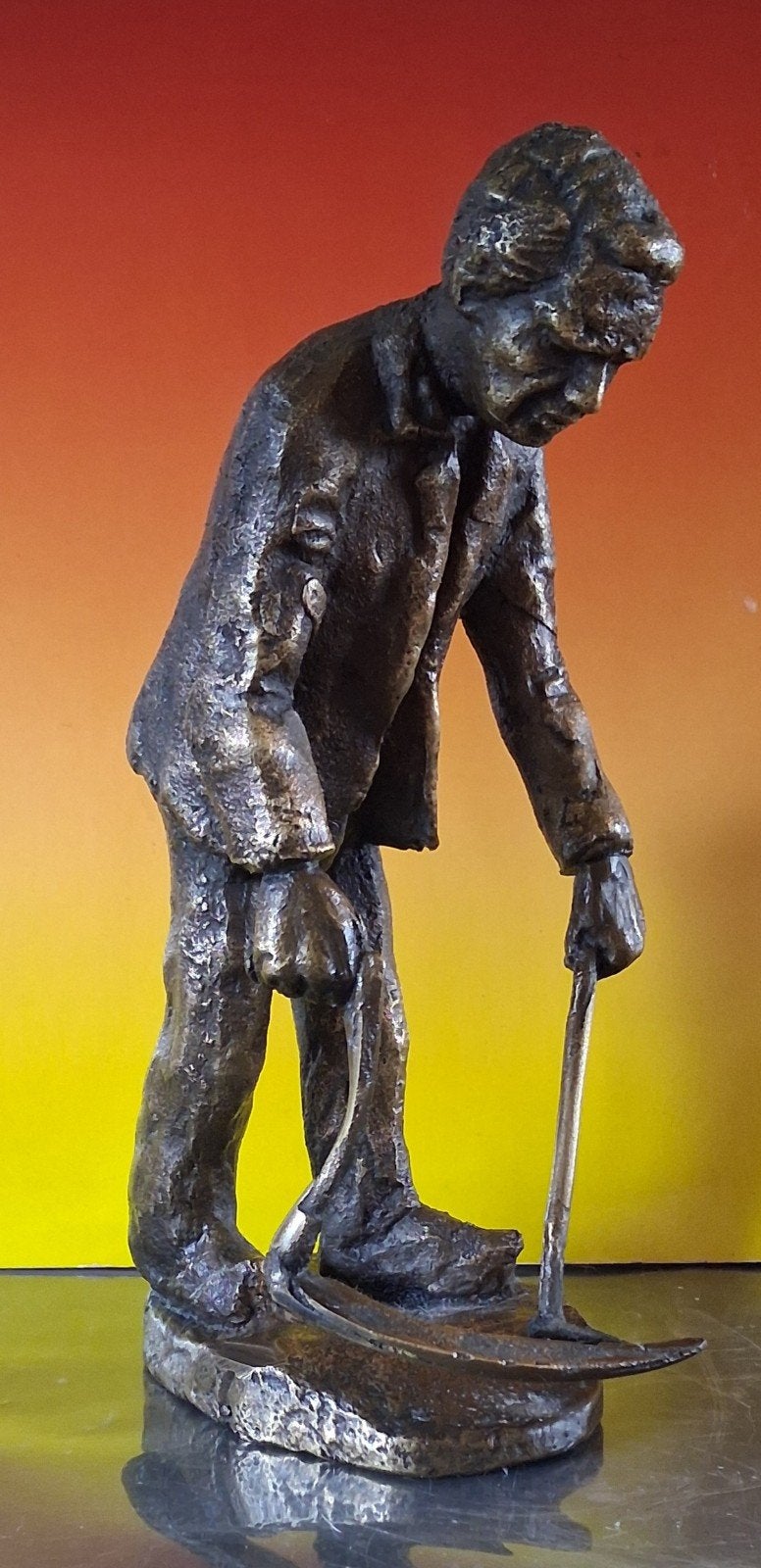 Boer met zeis.  Zwaar bronzen sculptuur. CéHaVe. 18 cm., Ophalen, Zo goed als nieuw, Mens
