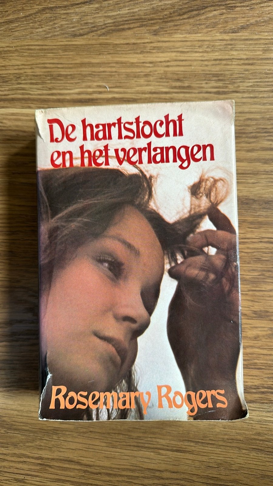 De hartstocht en het verlangen - Rosemary Rogers, Ophalen of Verzenden, Gelezen, Nederland