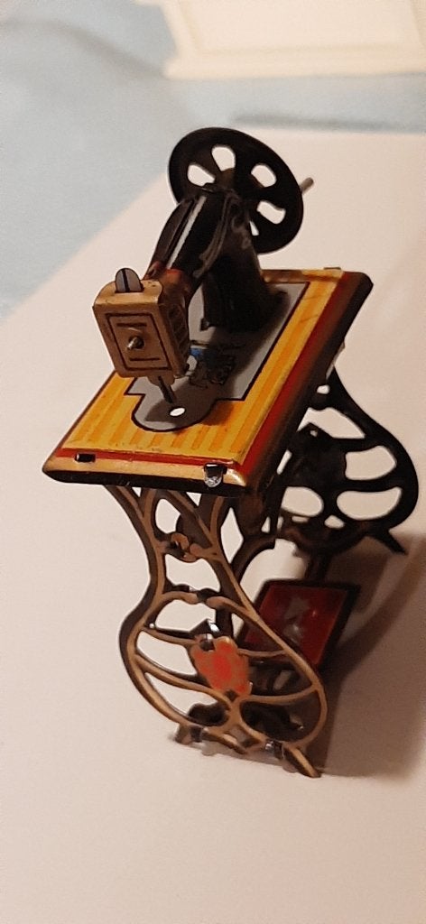 Antieke Duitse Tin Penny Speelgoed Naaimachine Poppenhuis, Ophalen of Verzenden, Zo goed als nieuw, Poppenhuis