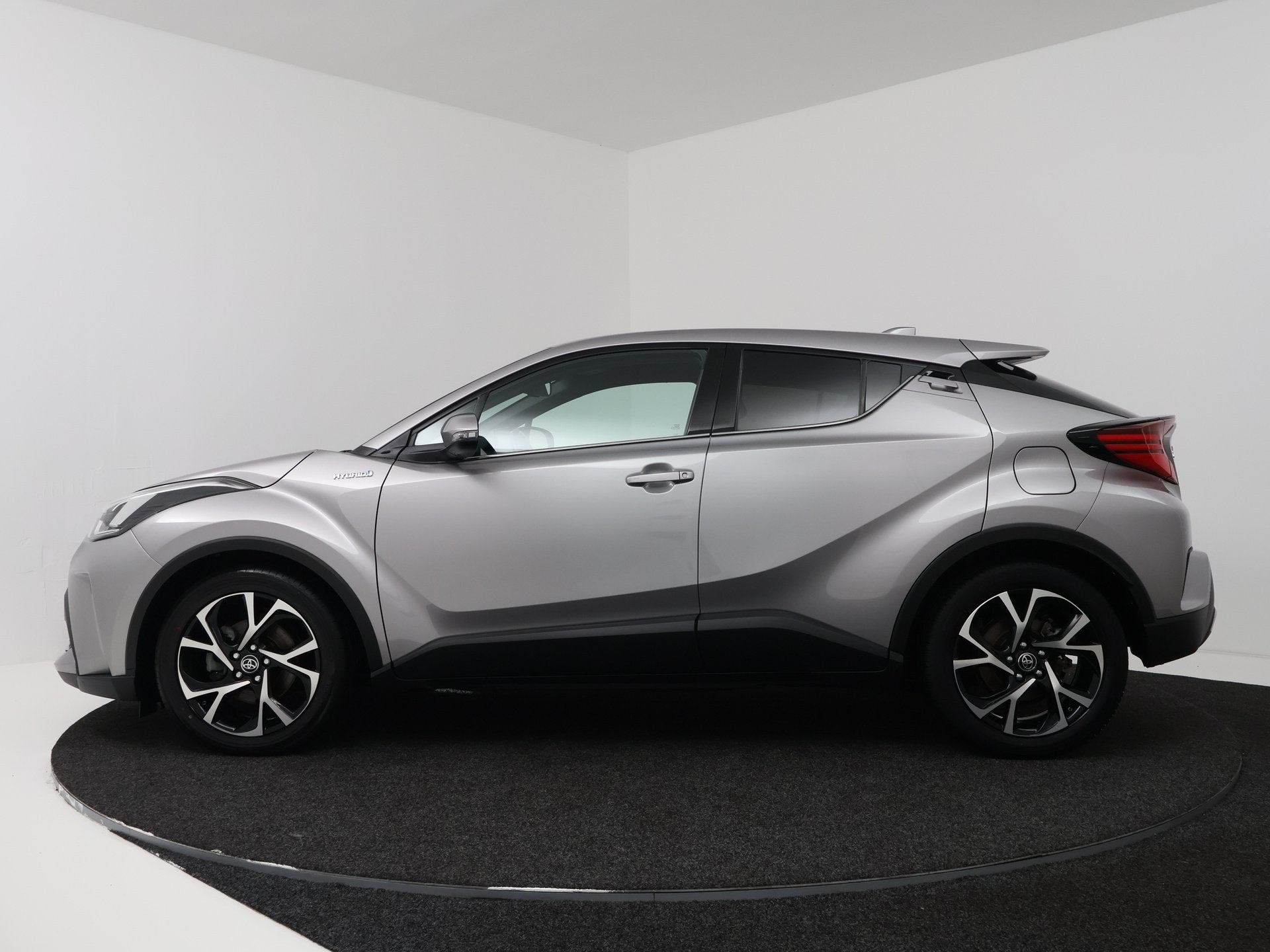 Toyota C-HR 2.0 Hybrid First Edition | Navigatie | PDC |, Stof, 4 cilinders, Automatische klimaatregeling, Origineel Nederlands