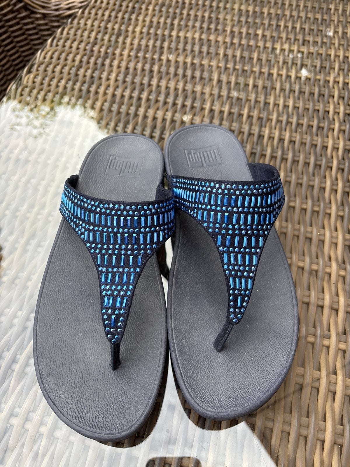 FitFlop Slippers met blauwe steentjes - Maat 38, Kleding | Dames, Schoenen, Slippers, Blauw, Ophalen of Verzenden, Zo goed als nieuw