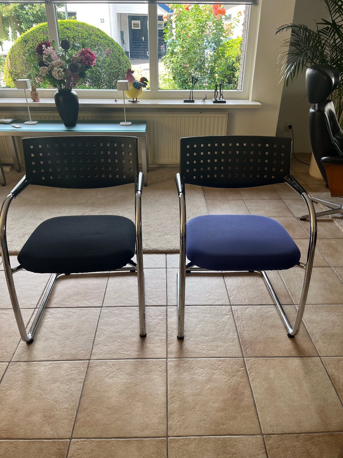 Eettafel stoelen Vitra Visavis -2 x zwart en 2 maal blauwe, Ophalen, Zwart, Zo goed als nieuw, Vier