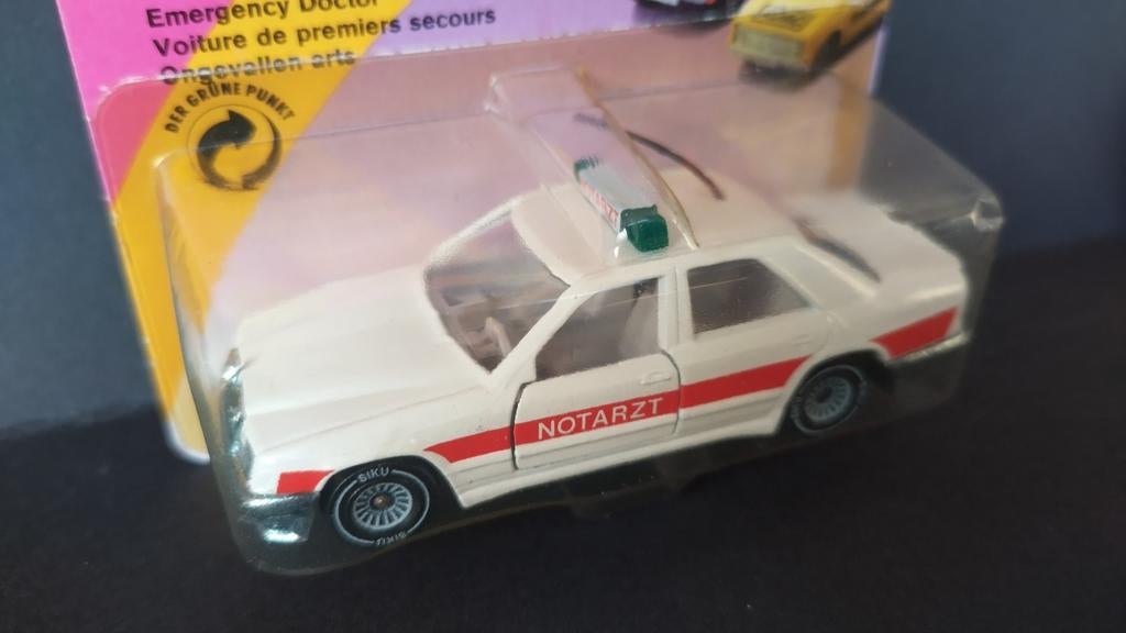 Mercedes E Klasse Notarzt Greeen lights 1:55 Siku 1339 Pol, Schlittenbacherstrasse 60 Lüdenscheid Germany, Auto, Verzenden, Zo goed als nieuw