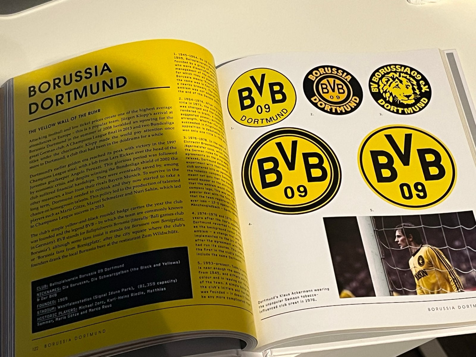 Foto 3 van World Football Club logo’s - Nieuw Boek