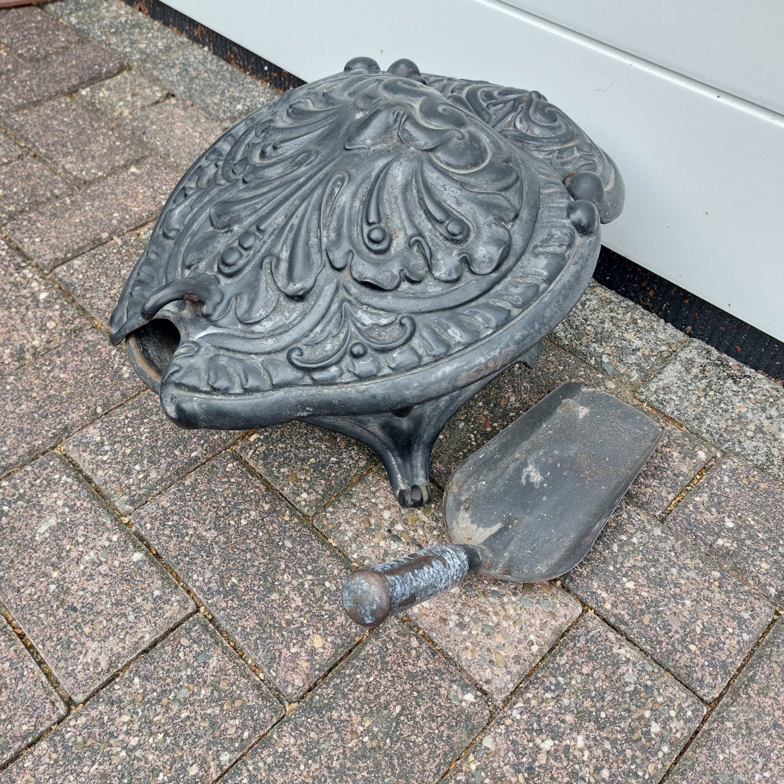 Gietijzeren kolenkit €30,00 +schepje en emaille handvat, Ophalen