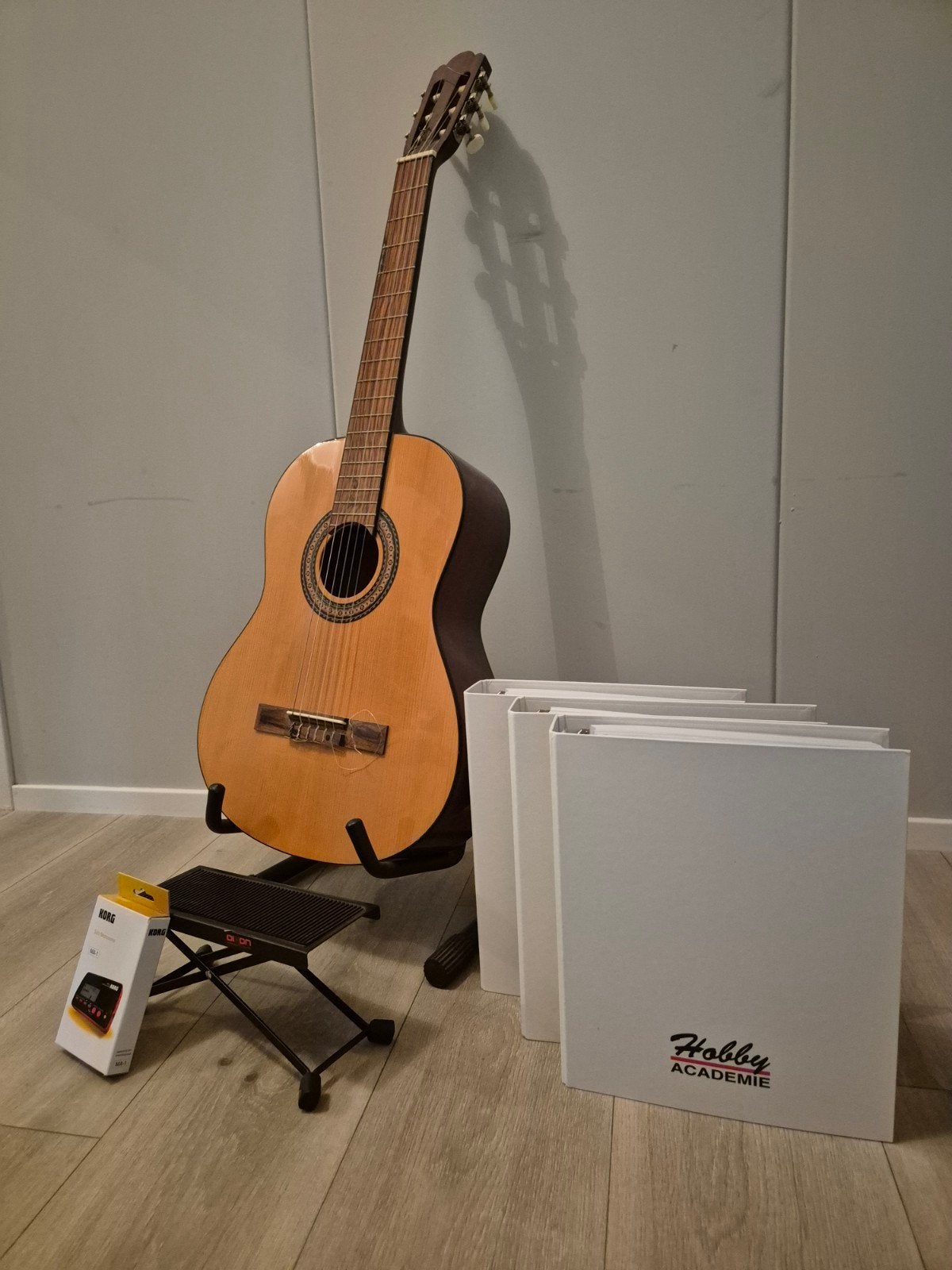 Klassieke gitaar met accessoires en lesmateriaal, Ophalen, Zo goed als nieuw, Akoestische gitaar
