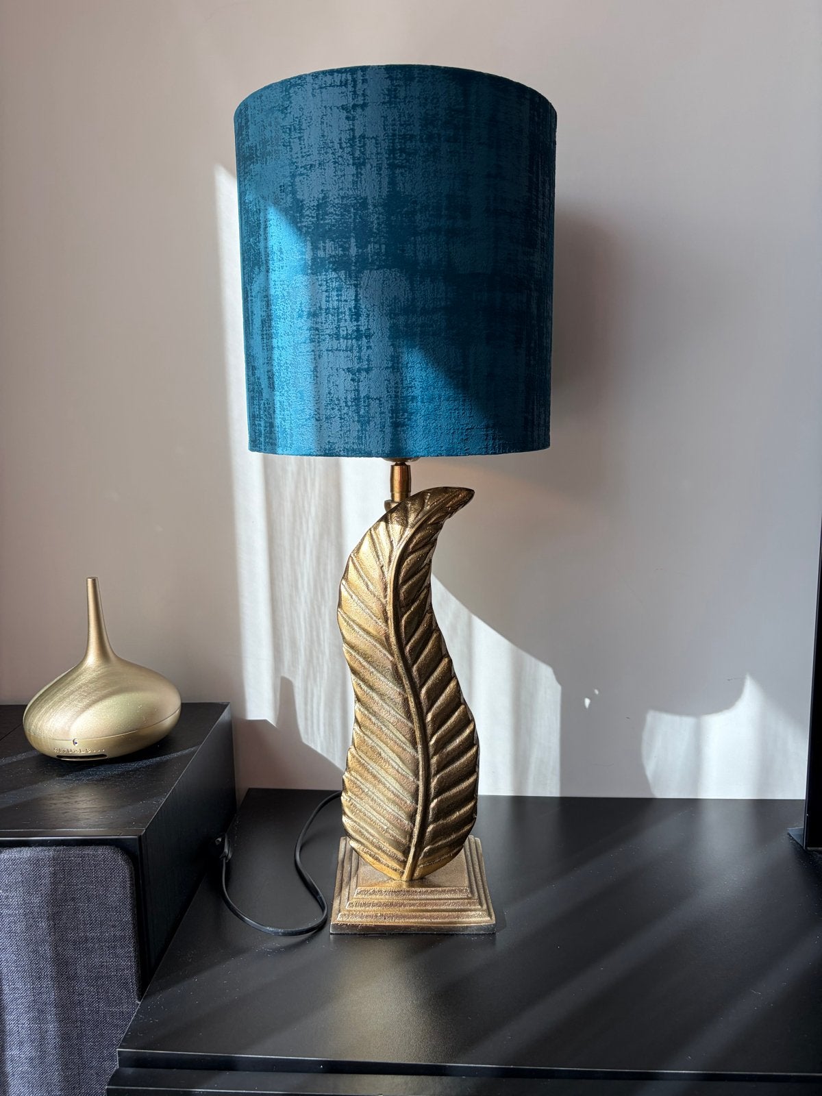 Gouden tafellamp met blauwe kap - Bladvormig design, Huis en Inrichting, Ophalen, Goud, Zo goed als nieuw, Met kap