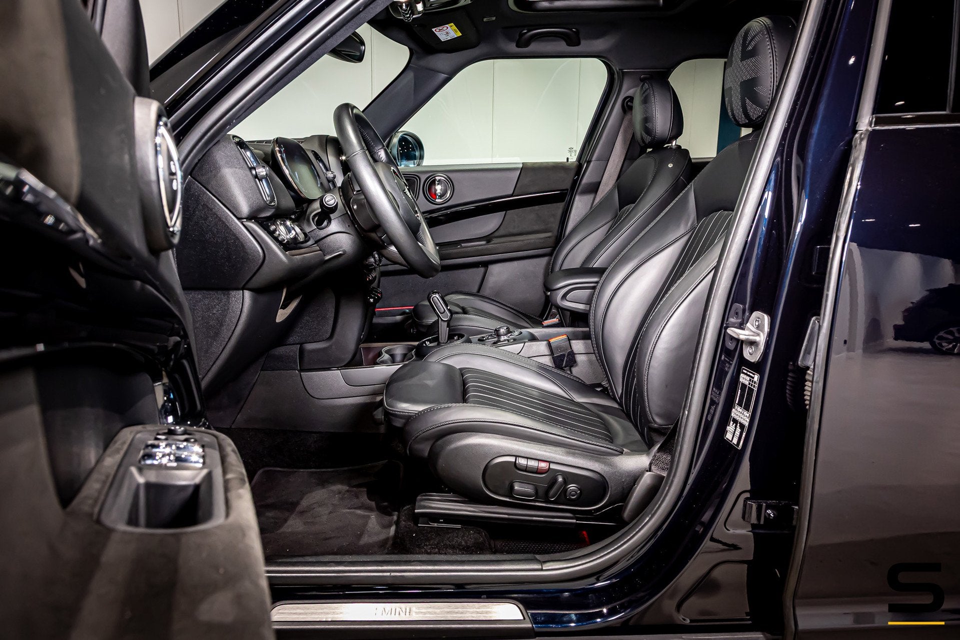 Mini Countryman 1.5 Cooper MINI Yours|Pano|Leder|Pano|HUD|Fu, Auto's, Dealer onderhouden, 136 pk, Gebruikt, Zwart