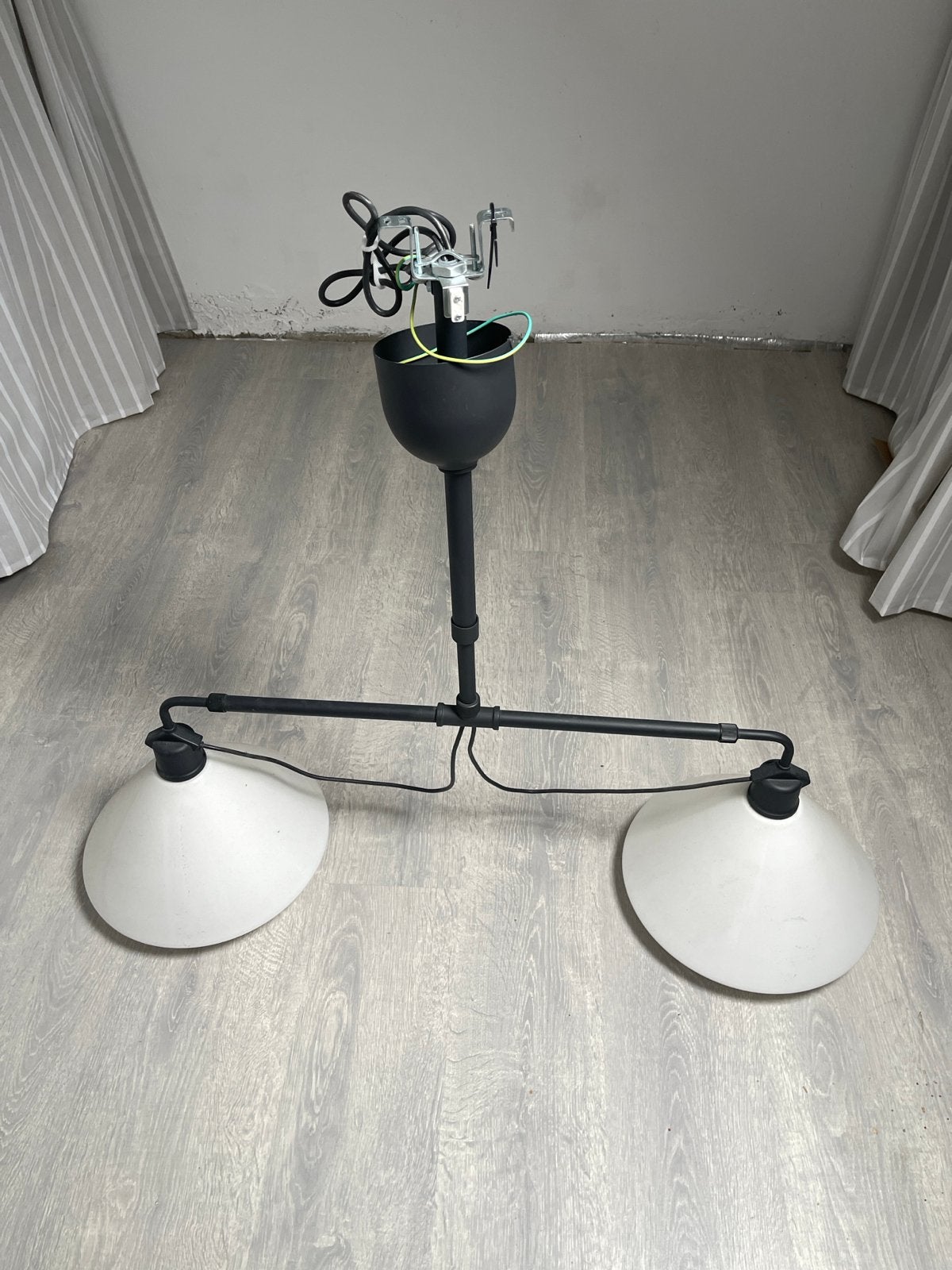 Zwarte plafondlamp met twee witte kappen, Ophalen, Gebruikt, Metaal, E27 (groot)