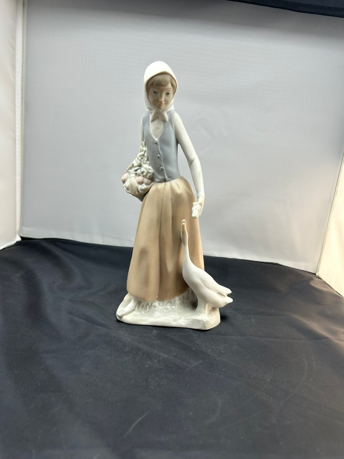 Vintage Nao by Lladro porselein beeldje Meisje voert Gans, Ophalen