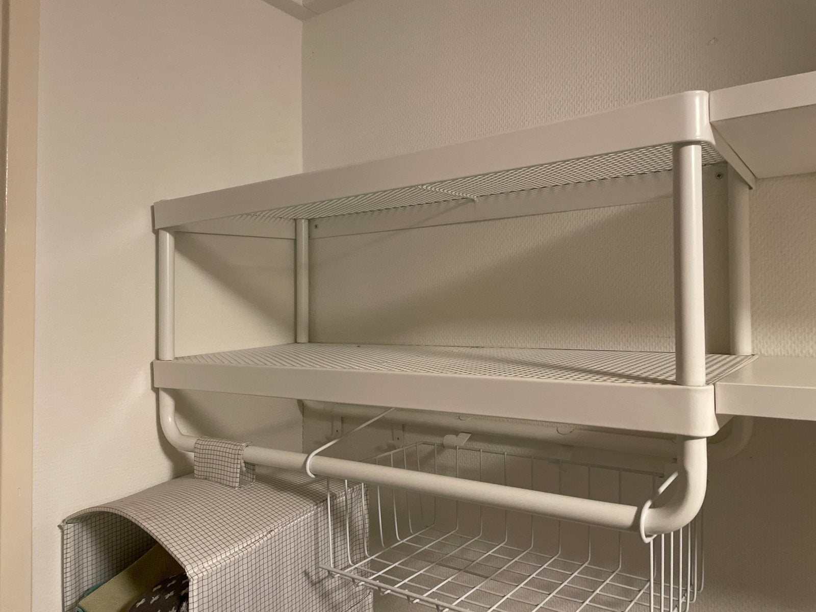 Witte metalen plank met hangrek en mand, Ophalen, Zo goed als nieuw
