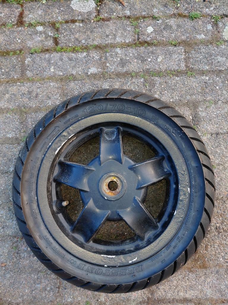 Band 120/70-10., Fietsen en Brommers, Brommeronderdelen | Scooters, Ophalen of Verzenden, Zo goed als nieuw, Overige typen