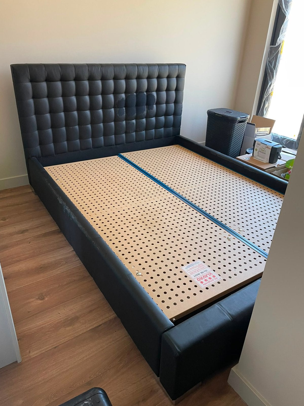 Bed zwart kunstleer inclusief lattenbodem, Ophalen, Overige materialen, Gebruikt, Tweepersoons