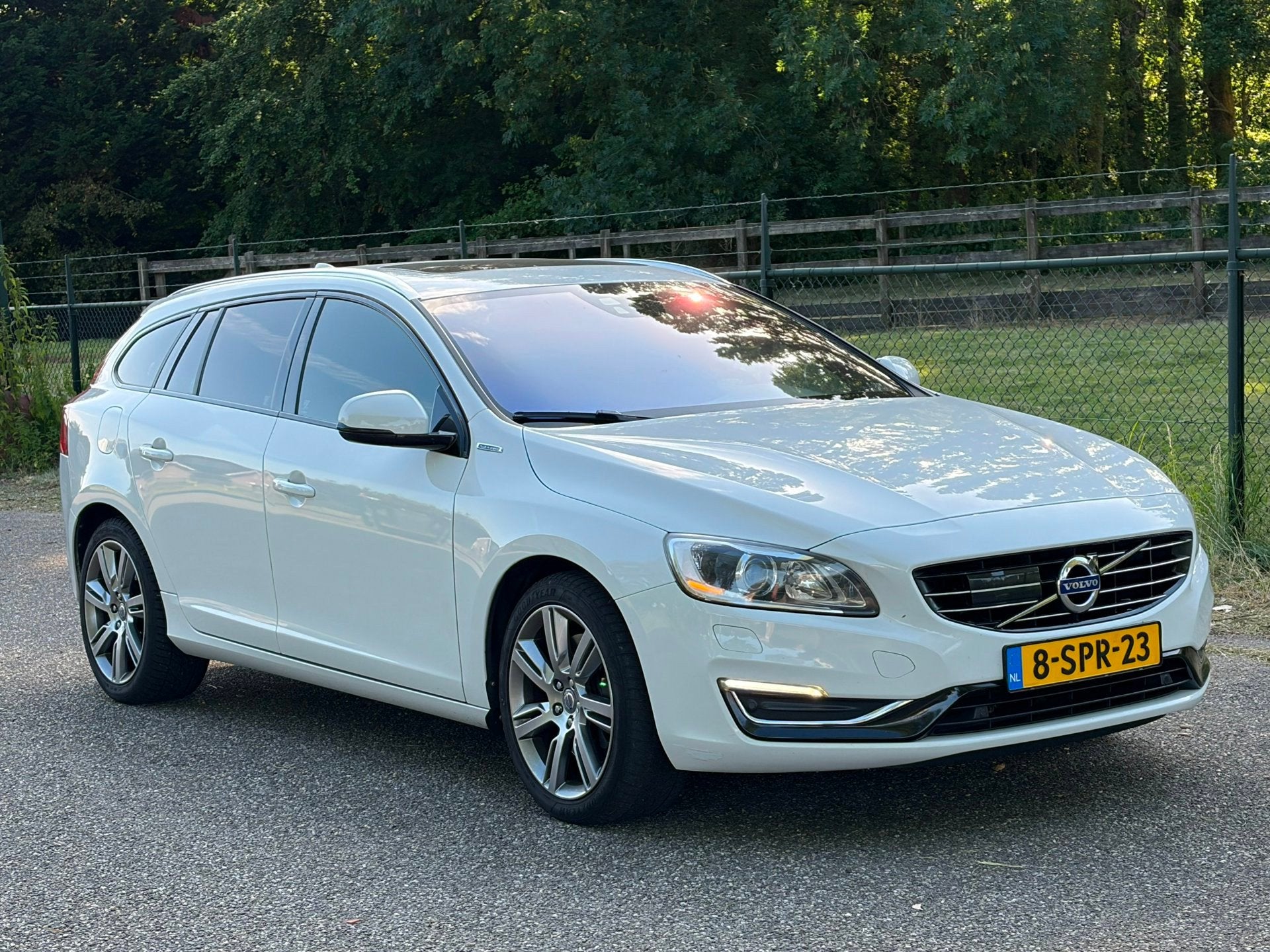Volvo V60 2.4 D6 AWD Plug-In Hybrid Summum /Xenon/Pano/Camer, Auto's, Automaat, Wit, Vierwielaandrijving, 11 kWh