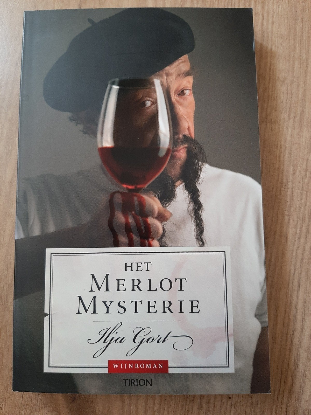 Het Merlot Mysterie - Ilja Gort (Wijnroman), Ophalen of Verzenden, Zo goed als nieuw, Ilja Gort, Nederland