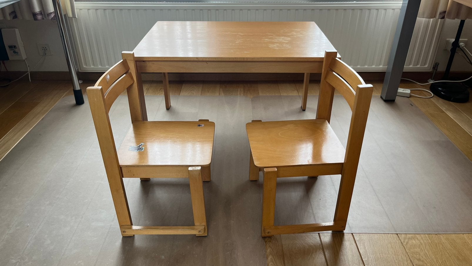 Kindertafel met twee stoeltjes, Kinderen en Baby's, Kinderkamer | Tafels en Stoelen, Ophalen, Gebruikt, Tafel(s) en Stoel(en)