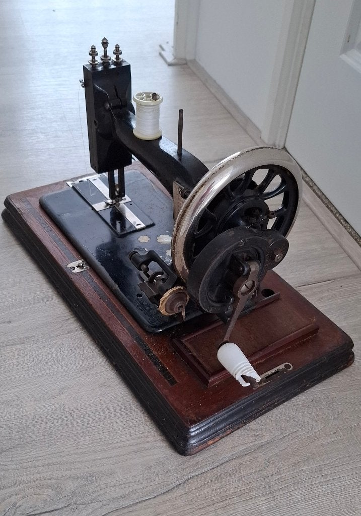 antieke naaimachine uit 1893, Ophalen
