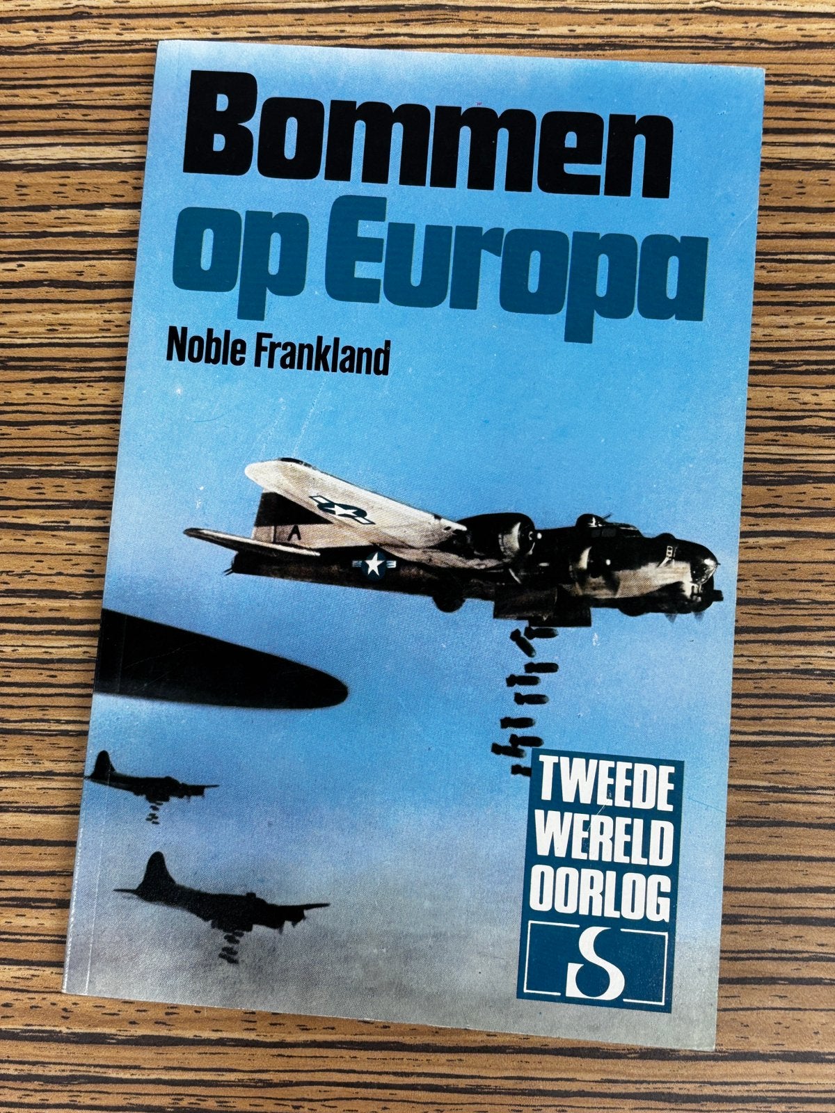 Bommen op Europa, Ophalen of Verzenden, Tweede Wereldoorlog, Zo goed als nieuw, Luchtmacht