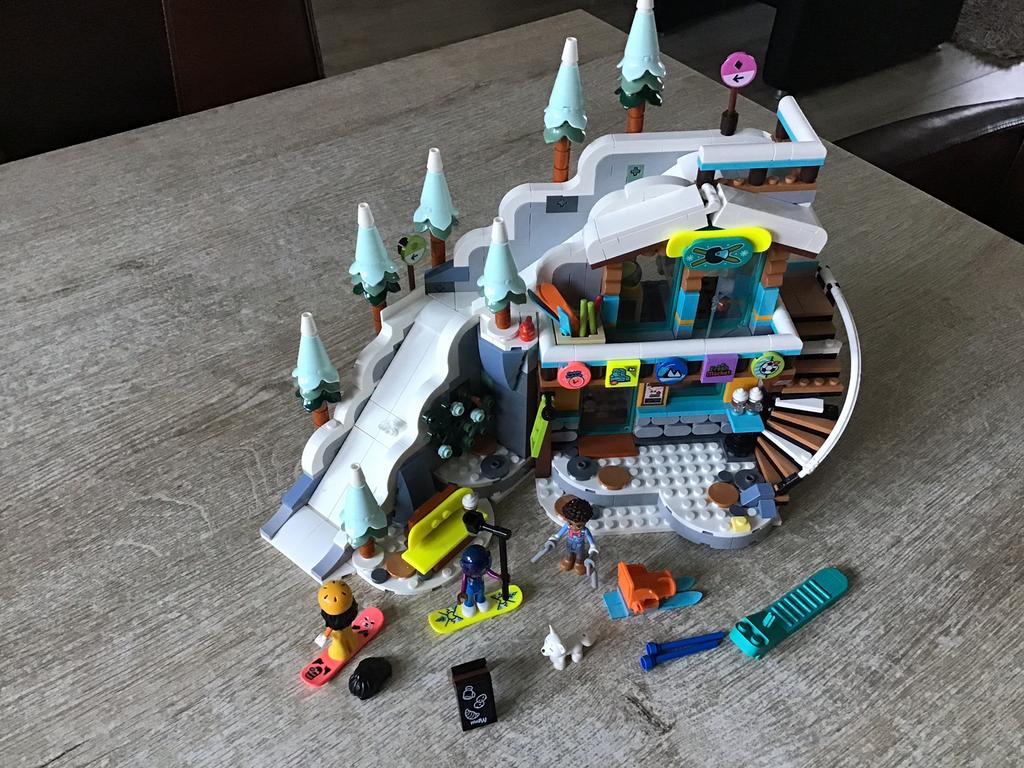 Lego friends Vakantie skipiste en cafe 41756, Kinderen en Baby's, Speelgoed | Duplo en Lego, Ophalen of Verzenden, Zo goed als nieuw