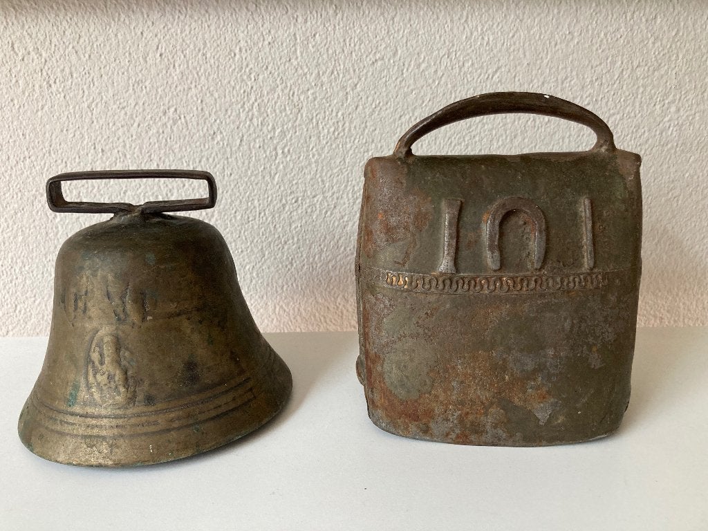GROTE OUDE BRONZEN BEL  EN OUDE KOEIENBEL MET MOOI BELGELUID, Ophalen of Verzenden