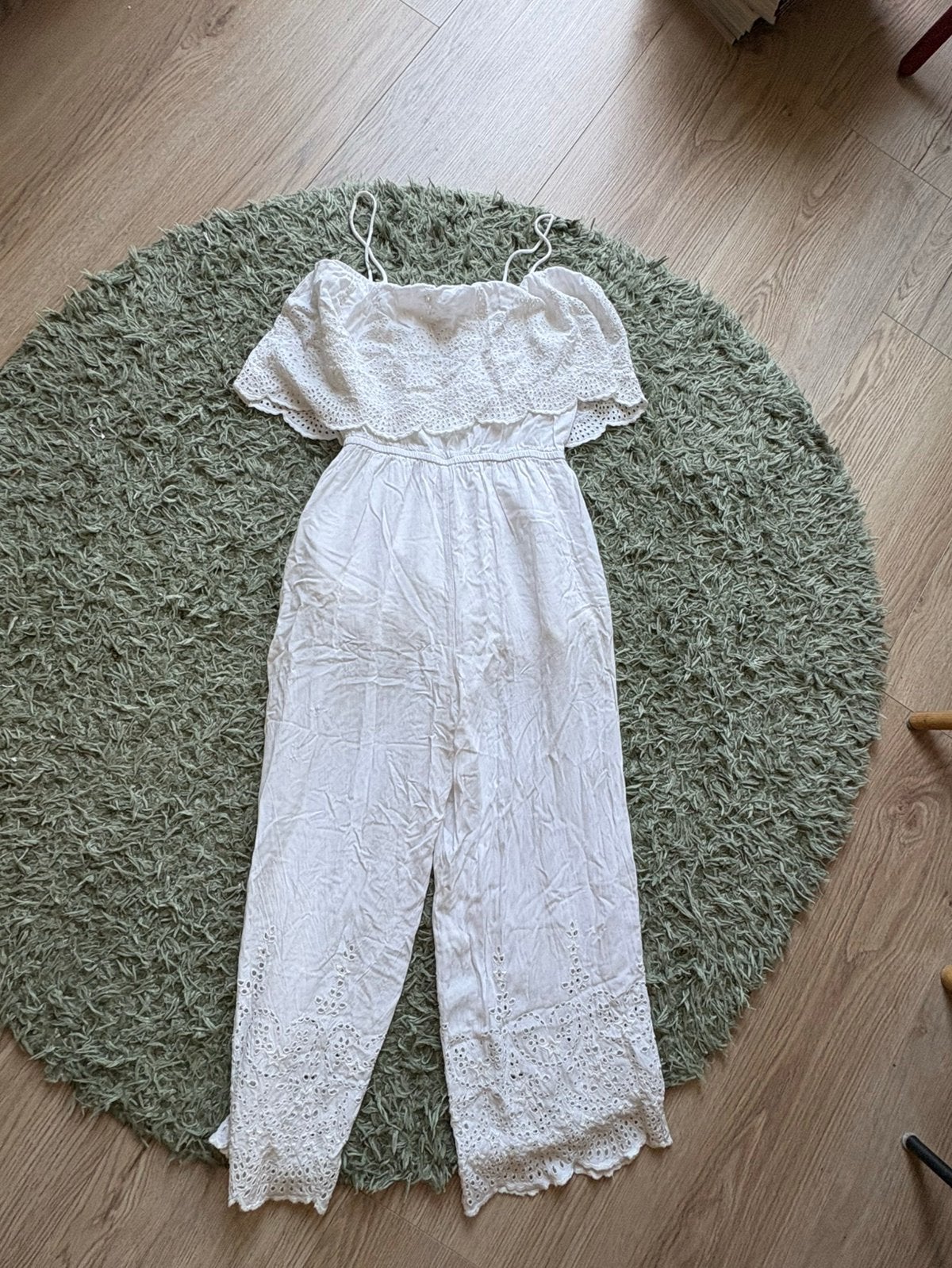 Witte jumpsuit, Ophalen