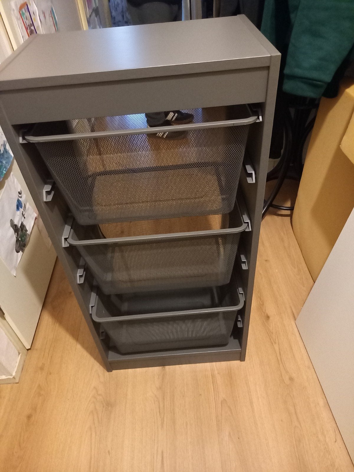 Mooie grijze trofast met gaas manden, Ophalen, Zo goed als nieuw, Kast