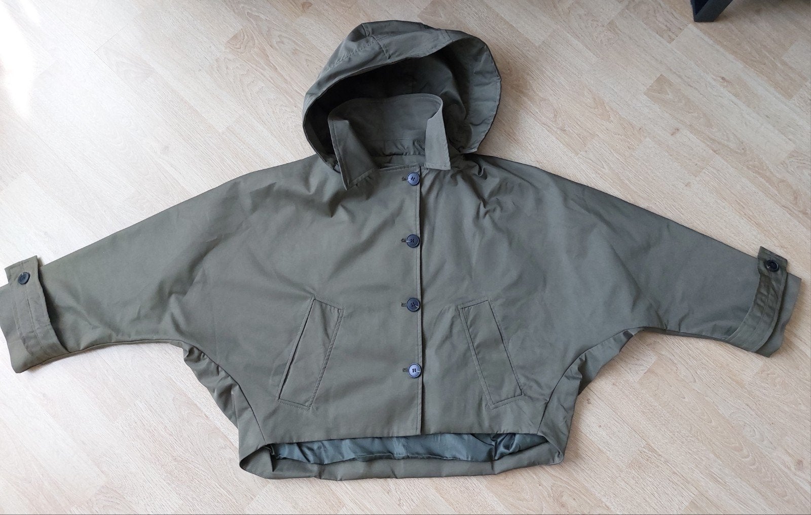 Korte trenchcoat regenjas met capuchon, Maat 38/40 (M), Overige kleuren, Ophalen of Verzenden, Zo goed als nieuw