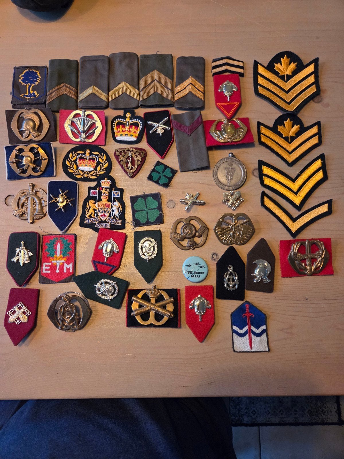 Militaire emblemen, insignes, kraagspiegels, schouderstukken, Ophalen of Verzenden, Landmacht, Nederland, Embleem of Badge