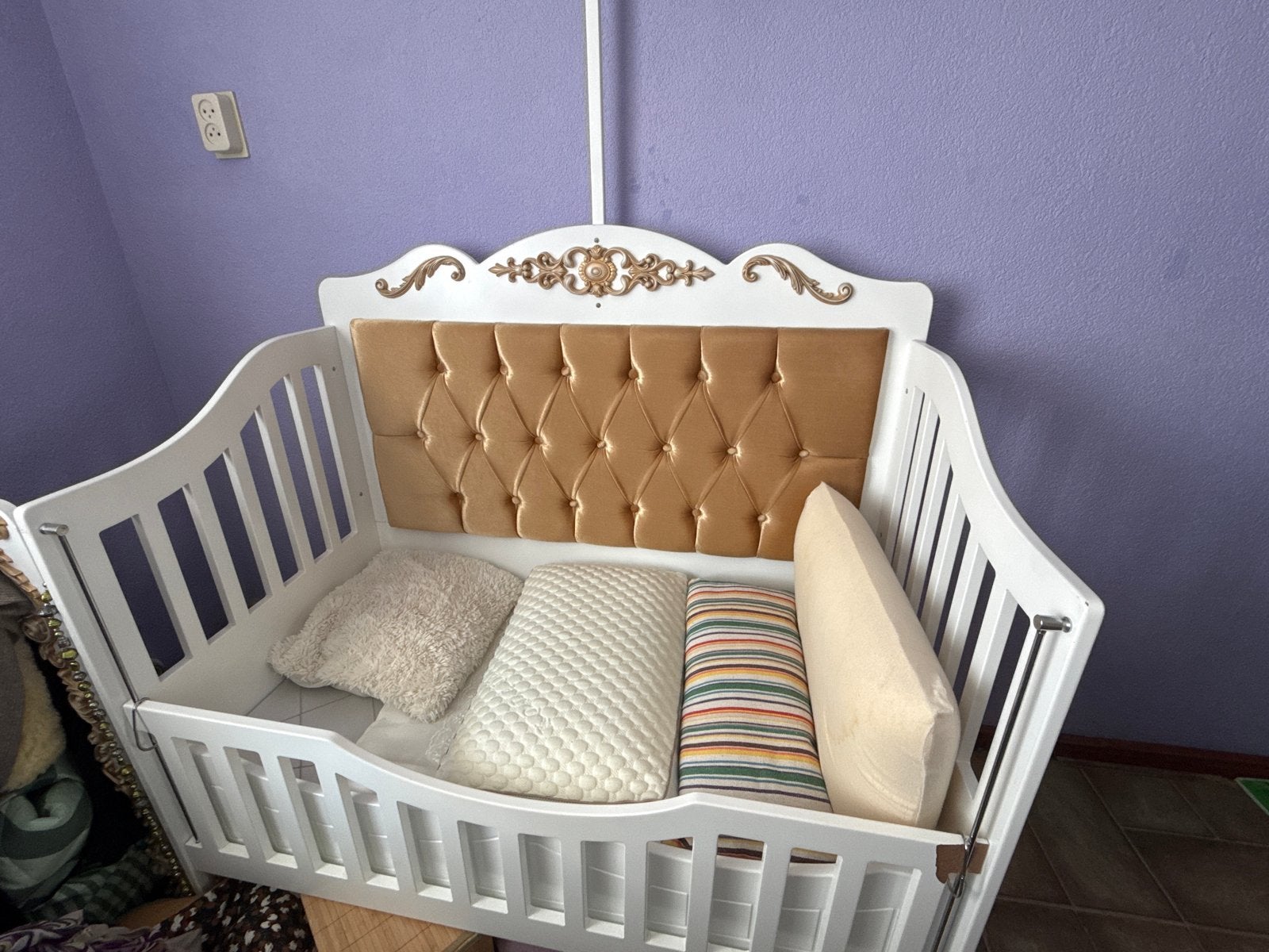 Prachtig wit ledikant met gouden details en matras, Kinderen en Baby's, Babywiegjes en Ledikanten, Ophalen of Verzenden, Gebruikt